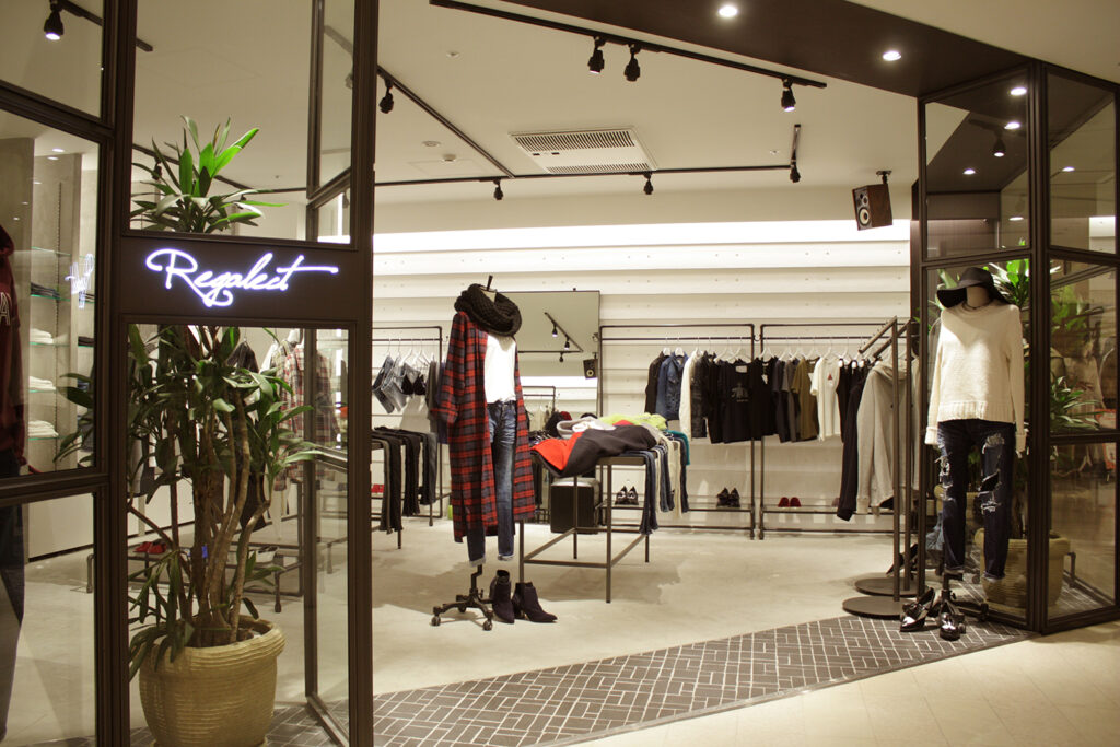 アパレル　フロントデザイン　PLUG