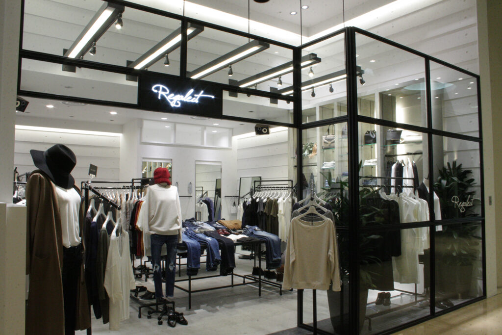 アパレル　フロントデザイン　PLUG